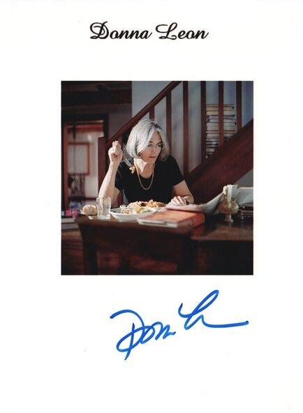 Autogramm Literatur (USA) | Donna LEON | 2000er Foto (Portrait Color XM) 1