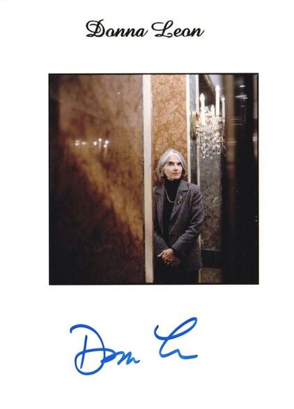 Autogramm Literatur (USA) | Donna LEON | 2000er Foto (Portrait Color XM) 3