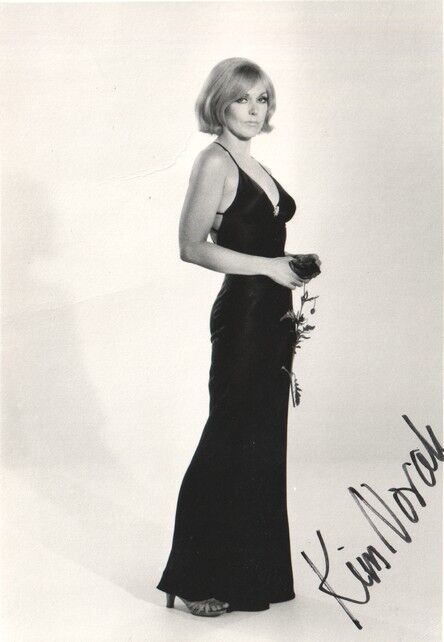 Autogramm Film (USA) | Kim NOVAK | 1960er (Portrait SW XM)