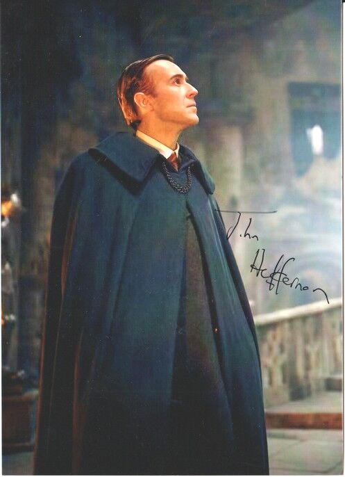Autogramm Film (UK) | John HEFFERNAN | 2022 Foto (Filmszene Color XM) "Becoming Elizabeth"