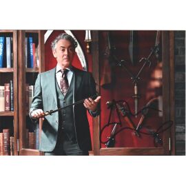 Autogramm Film (UK) | Alan CUMMING | 2023 Foto (Filmszene Color XM) "Traitors"