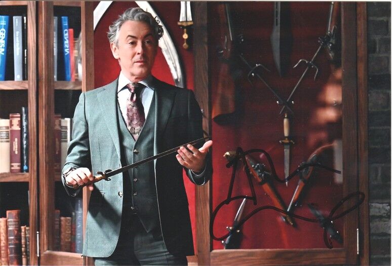 Autogramm Film (UK) | Alan CUMMING | 2023 Foto (Filmszene Color XM) "Traitors"