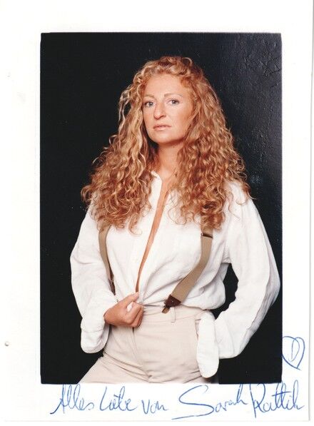 Autogramm Schauspieler | Sarah KATTIH | 2000er Foto (Portrait Color)
