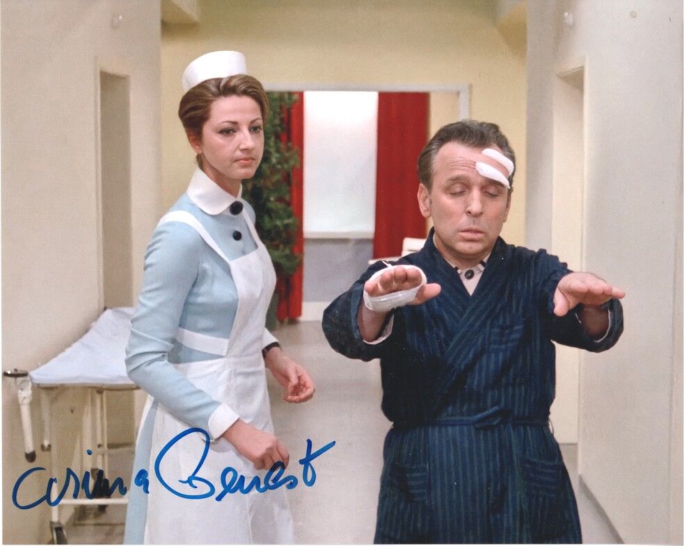 Autogramm Schauspieler | Corinna GENEST | 1969 Foto (Filmszene Color XL) "Unser Doktor"