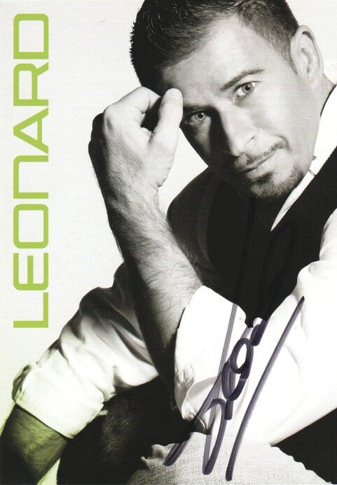 Autogramm Schlager | LEONARD | 2009 "Lass Ein Bisschen Hier" (Portrait SW DA)