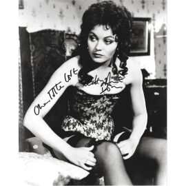 Autogramm Film (UK) | Lesley Anne DOWN | 1976 Foto "Pink Panther" (Portrait SW XL SEXY)