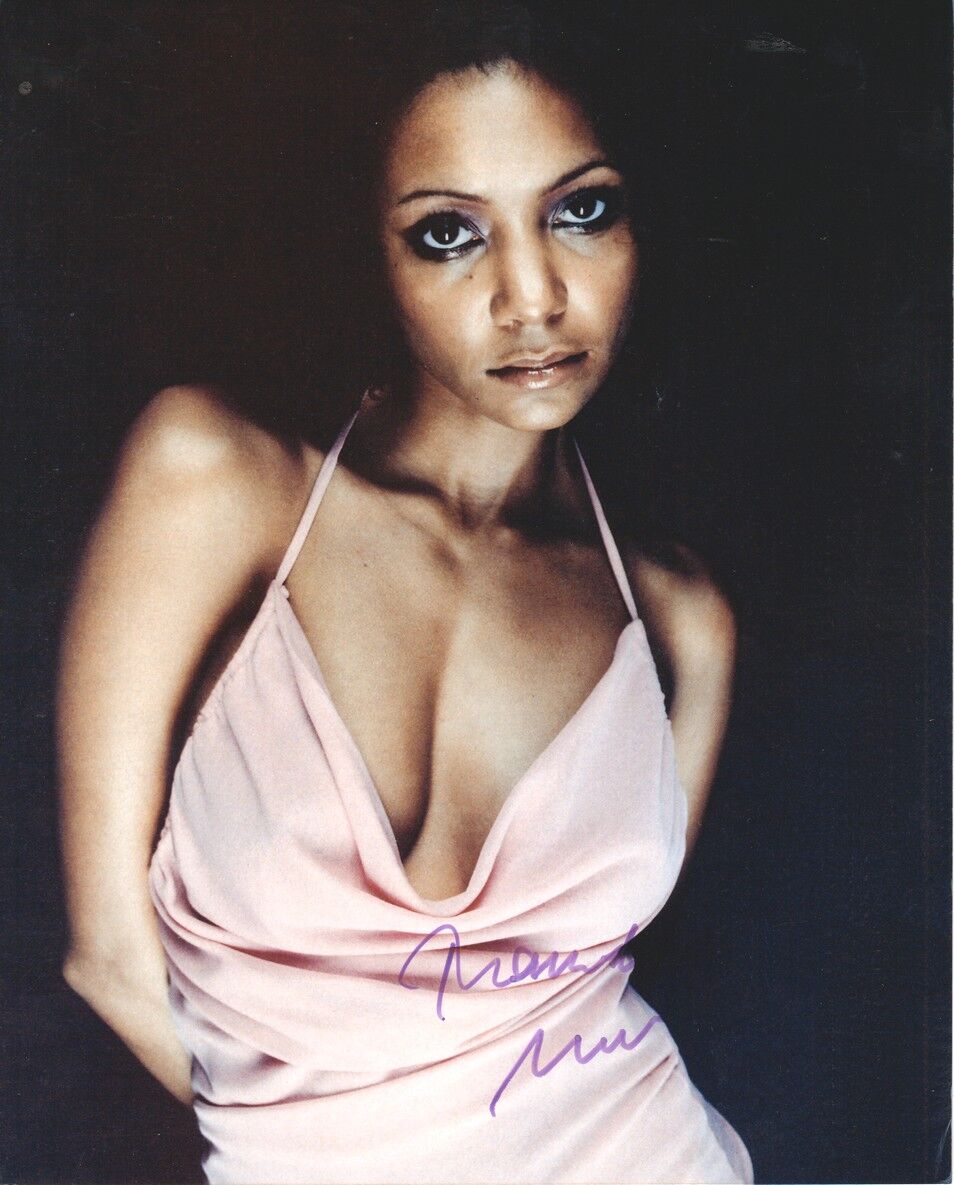 Autogramm Film (UK) | Thandiwe NEWTON | 2010er Foto (Portrait Color XL SEXY)