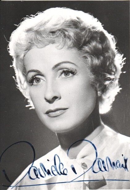 Autogramm Film (FRA) | Danielle DARRIEUX | 1950er Foto (Portrait SW)
