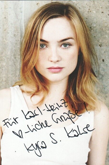 Autogramm Schauspieler | Kyra Sophia KAHRE | 2010er (Portrait Color)