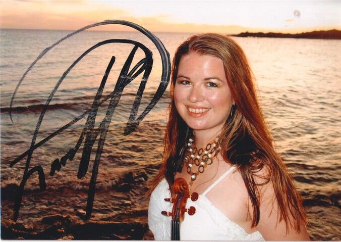 Autogramm Violine (CAN) | Lara ST. JOHN | 2000er Foto (Portrait Color)