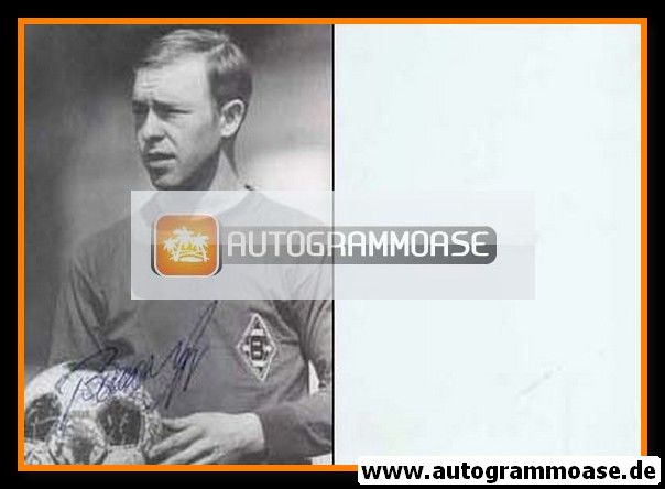 Autogramm Fussball | Borussia Mönchengladbach | 1960er | Bernd RUPP (Portrait SW mit Ball)