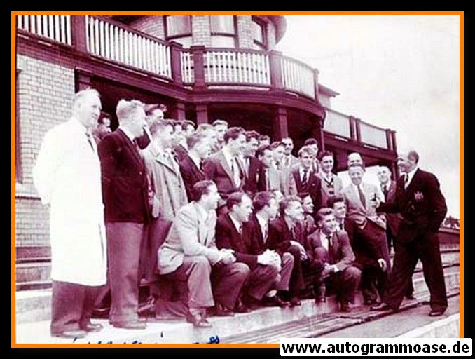 Mannschaftsfoto Fussball | Manchester United | 1954 + AG Wilf McGUINESS (Anzug)