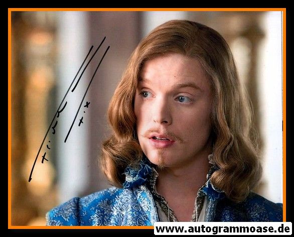 Autogramm Film (UK) | Freddie FOX | 2011 Foto "The Three Musketeers"