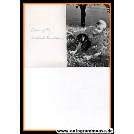 Autogramm Literatur | Astrid LINDGREN | 1980er (Portrait SW mit Hund)