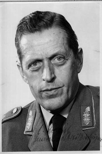Autogramm Militär | ??? L. Hübig | 1970er (Portrait SW) 2021-00007
