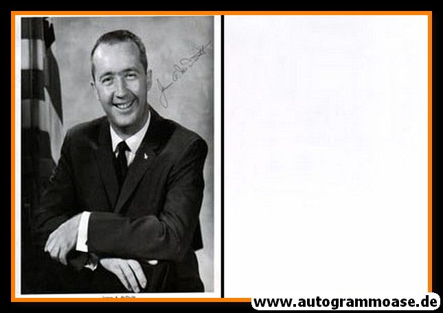 Autogramm Raumfahrt (NASA) | James A. McDIVITT | 1960er (Portrait SW XL)
