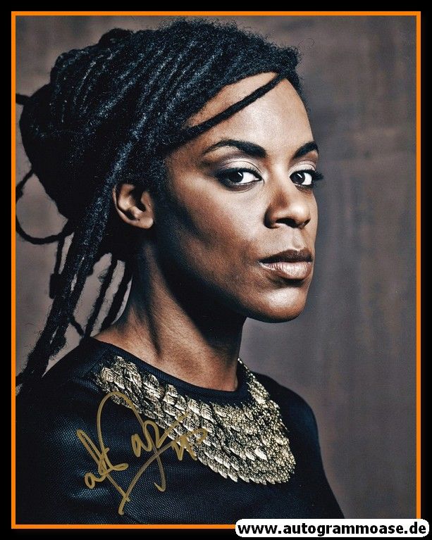 Autogramm Rap (USA) | AKUA NARU | 2010er Foto (Portrait Color XL)