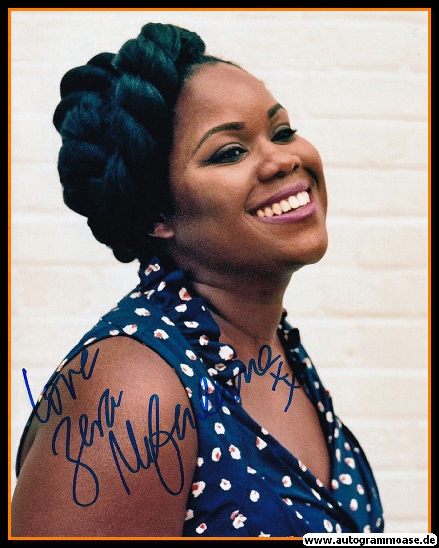 Autogramm Jazz (UK) | Zara McFARLANE | 2020er Foto (Portrait Color XL)