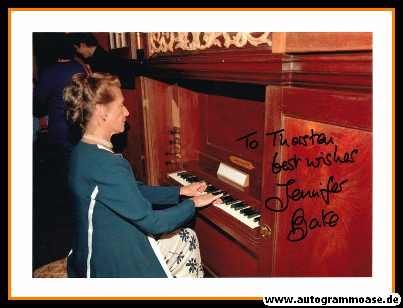 Autogramm Instrumental (Klavier) | Jennifer BATE | 2000er Foto (Portrait Color)