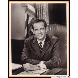 Autogramm Politik (USA) | William G. MILLIKEN | Gov. Mich. | 1960er Foto (Portrait SW XL)