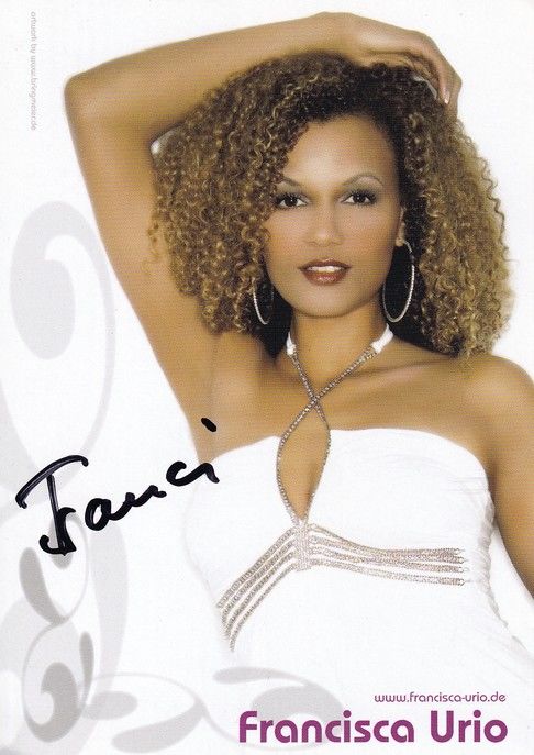 Autogramm Pop | Francisca URIO | 2010er (Portrait Color) Yoga