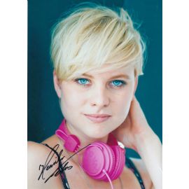 Autogramm Schauspieler | Henrike FEHRS | 2010er Foto (Portrait Color XL)
