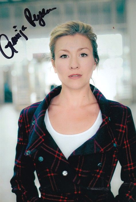 Autogramm Schauspieler | Genija RYKOVA | 2010er Foto (Portrait Color) 2