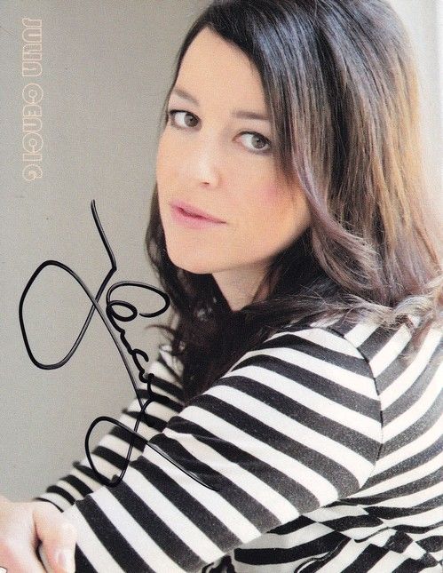 Autogramm Schauspieler | Julia CENCIG | 2010er (Portrait Color) Website