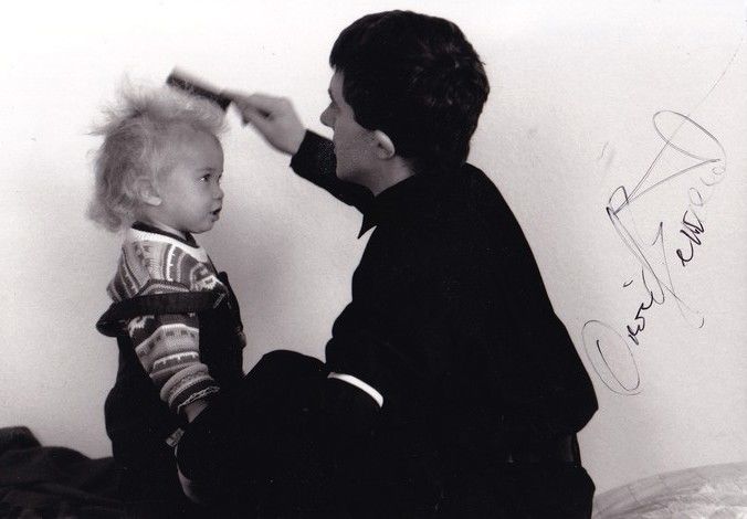 Autogramm Schauspieler | David BENNENT | 1990er Foto (Portrait SW mit Baby)