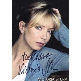 Autogramm Schauspieler | Victoria STURM | 2010er (Portrait Color) Website