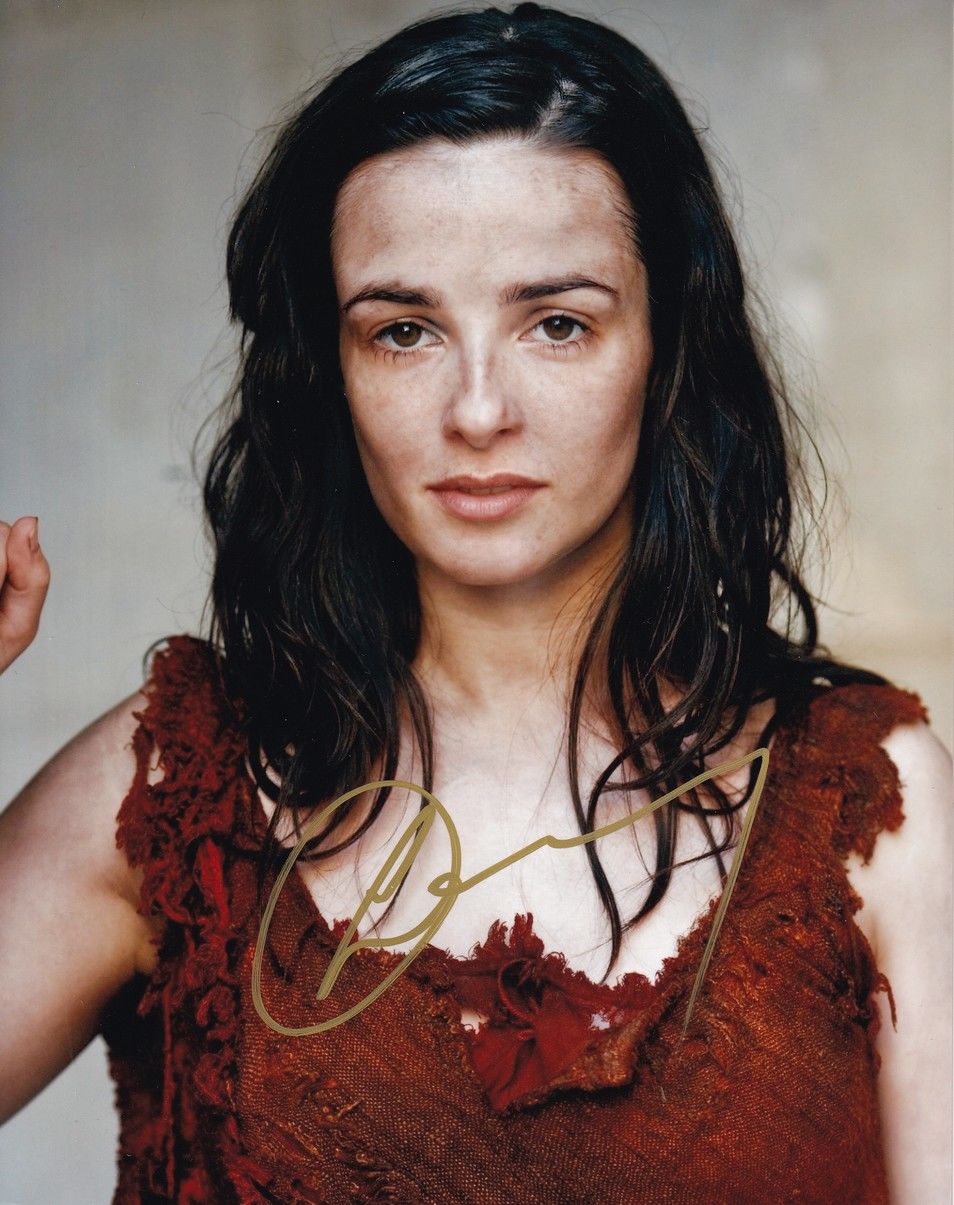 Autogramm Film (UK) | Laura DONNELLY | 2011 Foto "Merlin" (Portrait Color XL)