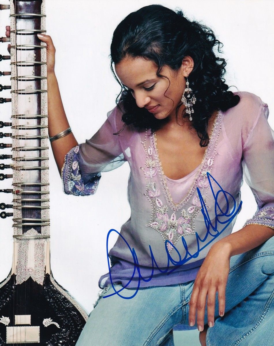 Autogramm Sitar (UK) | Anoushka SHANKAR | 2010er Foto (Portrait Color XL)