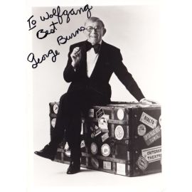 Autogramm Film (USA) | George BURNS | 1980er Foto (Portrait SW Koffer)