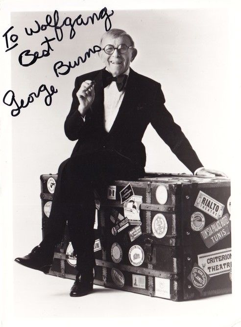 Autogramm Film (USA) | George BURNS | 1980er Foto (Portrait SW Koffer)