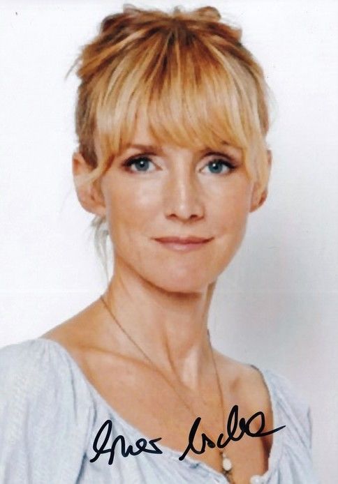 Autogramm Schauspieler | Esther ESCHE | 2010er Foto (Portrait Color XM)