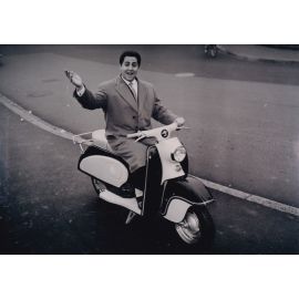 Filmfoto | Vico TORRIANI | 1950er (Portrait SW auf Roller XM) 1