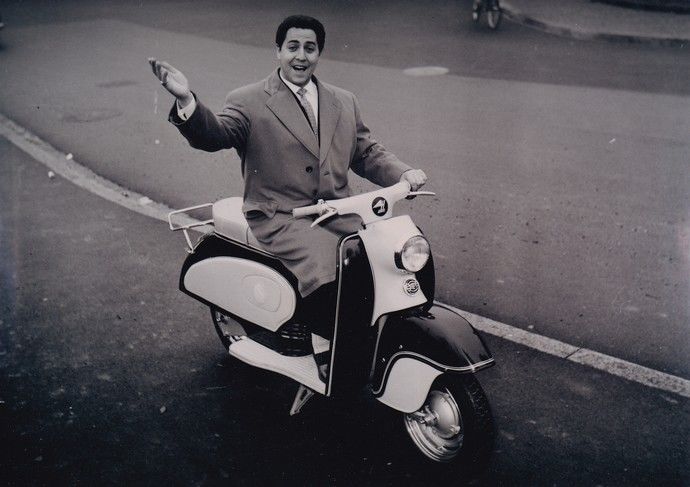 Filmfoto | Vico TORRIANI | 1950er (Portrait SW auf Roller XM) 1