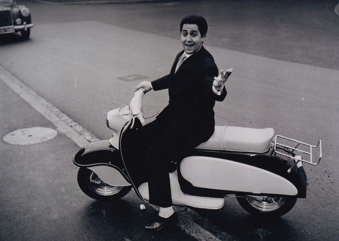 Filmfoto | Vico TORRIANI | 1950er (Portrait SW auf Roller XM) 3