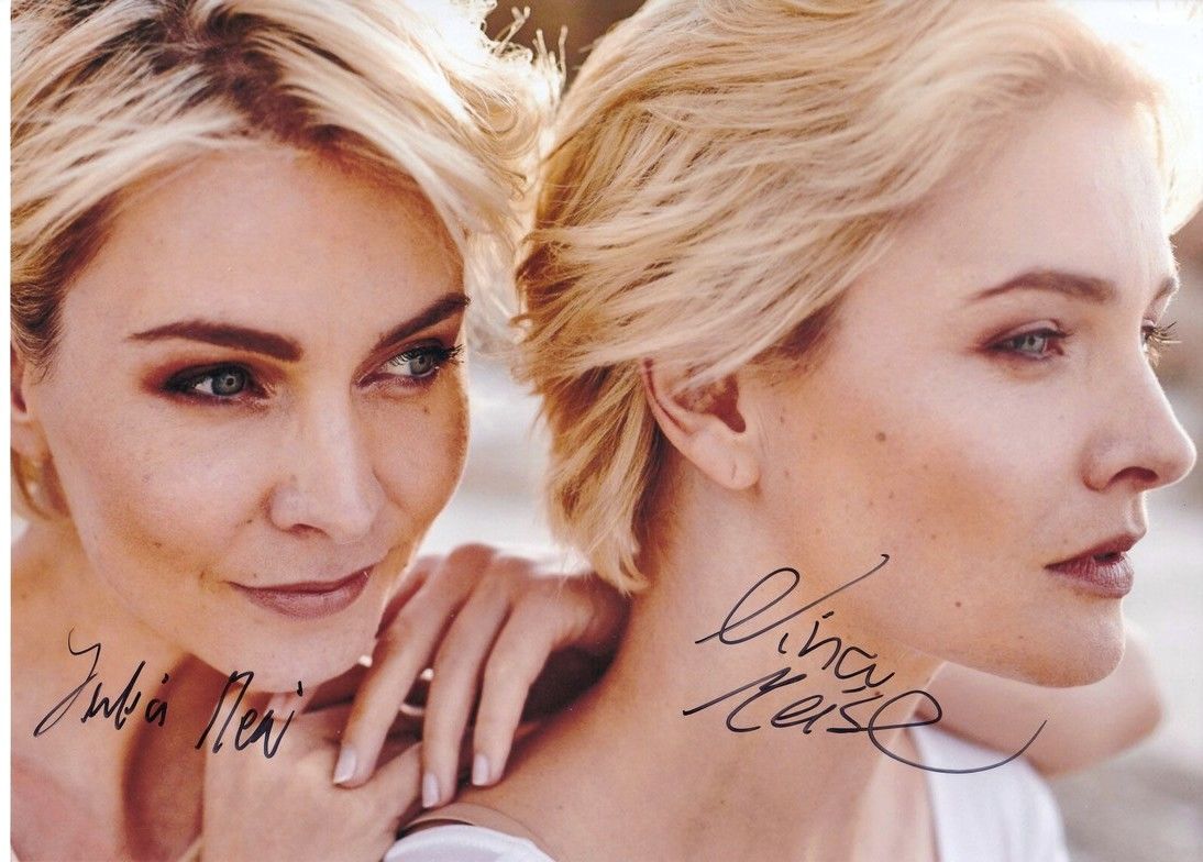 Autogramme Model / TV | Julia + Nina MEISE | 2010er Foto (Portrait Color XL)