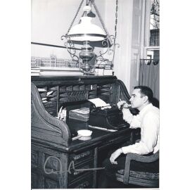 Autogramm Literatur (USA) | Edward ALBEE | 1963 Foto (Portrait SW XL) Greenwich