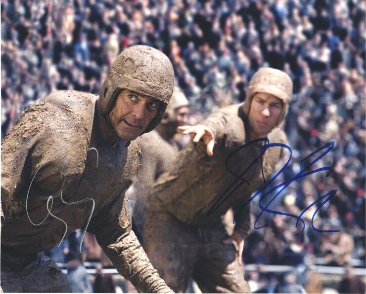 Autogramme Film (USA) | George CLOONEY + John KRASINSKI | 2008 Foto (Filmszene Color XL) "Leatherheads"