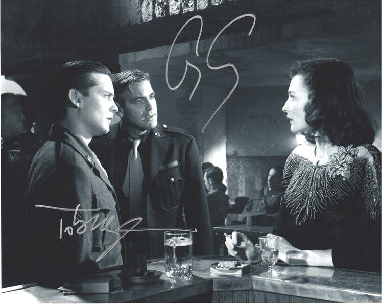 Autogramme Film (USA) | George CLOONEY + Tobey MAGUIRE | 2006 Foto (Filmszene SW XL) "Good German"