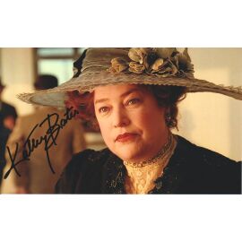 Autogramm Film (USA) | Kathy BATES | 1997 Foto (Portrait Color XM) "Titanic"