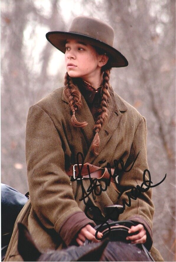 Autogramm Film / Pop (USA) | Hailee STEINFELD | 2010 Foto (Portrait Color XM) "True Grit" 1