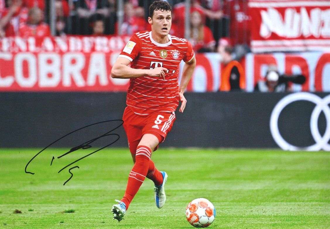 Autogramm Fussball | FC Bayern München | 2022 Foto | Benjamin PAVARD (Spielszene Color XL) VfB